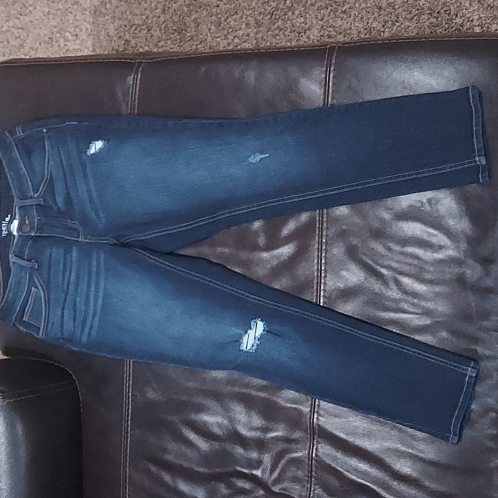 Dark stretchy denim skinnies. Worn a couple of times. Super comfy!